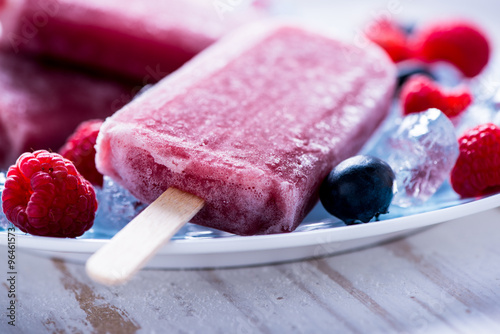 Popsicles with fresh berry fruits