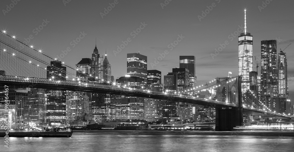 Naklejka premium Czarno-białe nabrzeże Manhattanu w nocy, NYC.