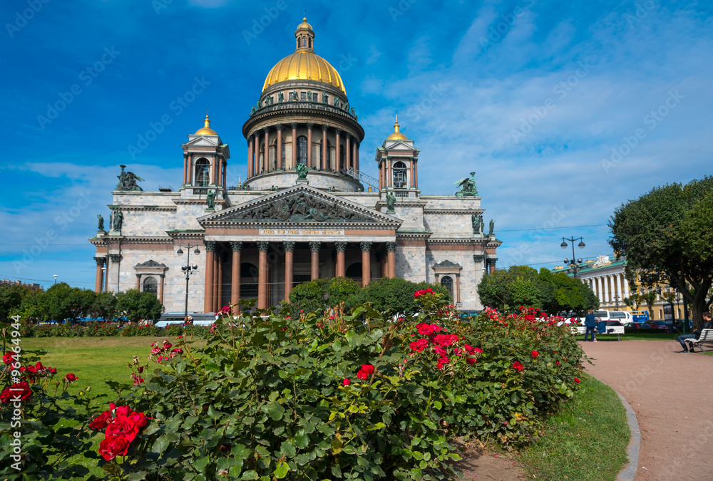 Вид на Исаакиевский собор в Санкт-Петербурге летом 2015