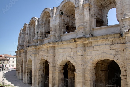Arles et ses ruines romaines photo