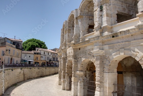 Arles et ses ruines romaines photo