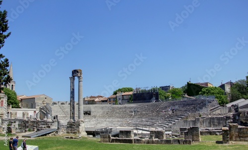Arles et ses ruines romaines photo