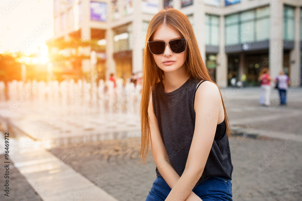 Fashion portrait of beautiful young woman in sunglasses