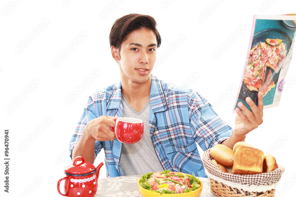 食事を楽しむ男性