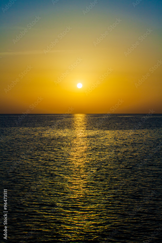 Obraz premium sunrise in the sea. beauty landscape. Wonderful sunrise