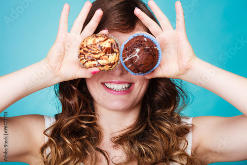 Foto Smiling crazy woman holds cakes in hand