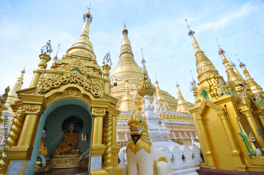 Fototapeta premium Shwedagon Pagoda Temple, Golden Pagoda in Yangon