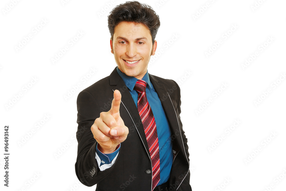 Geschäftsmann drückt auf Touchscreen