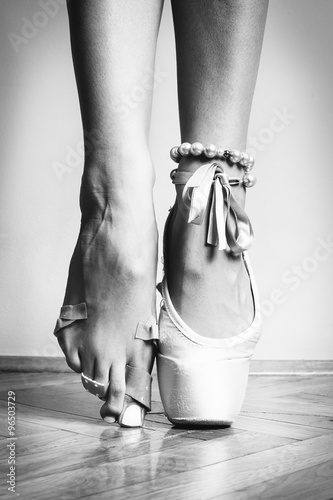 Vászonkép Feet of dancing ballerina