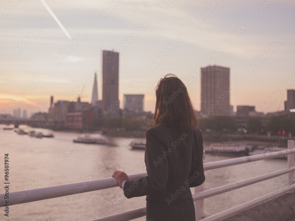 Naklejka premium Businesswoman admiring sunrise in London