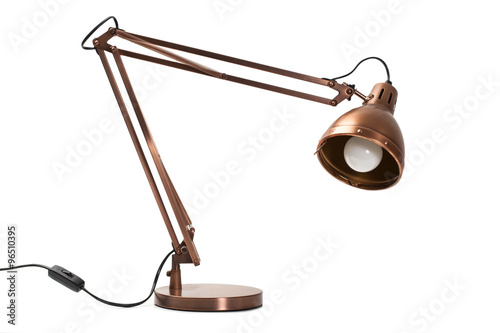 Lámpara de sobremesa de color cobre sobre fondo blanco aislado. Vista de frente. Copy space photo
