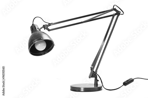 Lámpara de sobre mesa de color plata sobre fondo blanco aislado. Vista de frente. Copy space photo
