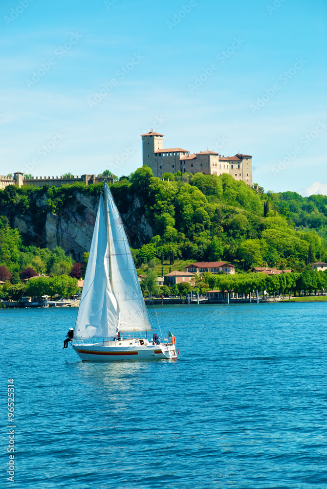 Obraz premium Sailing with the Angera Rocca on the background