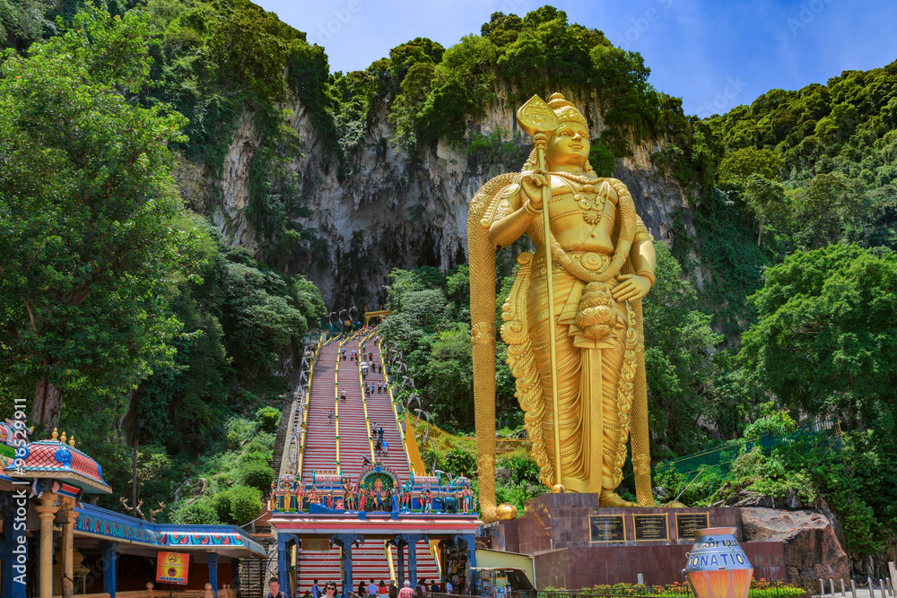 Fototapeta premium Posąg hinduskiego boga Muragana w jaskiniach Batu, Kuala-Lumpur.
