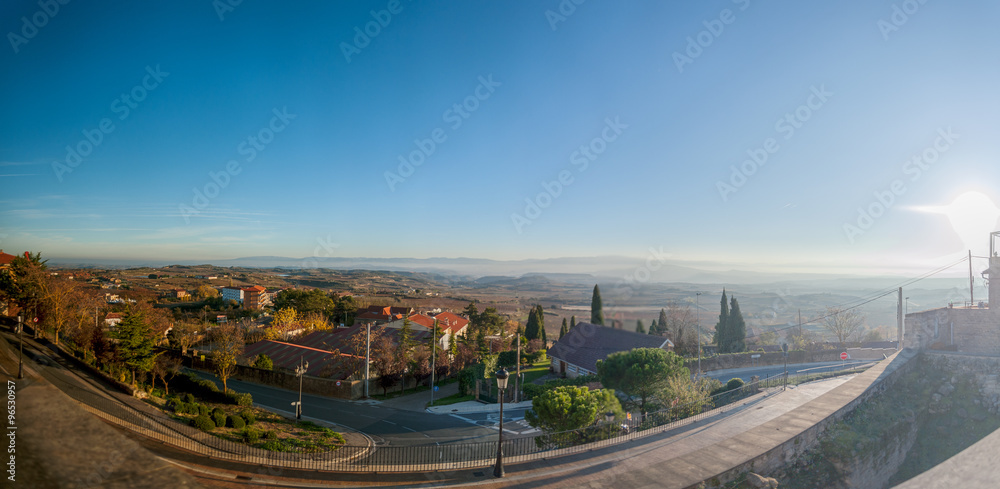 Obraz premium Panorámica Laguardia, viñedos al fondo