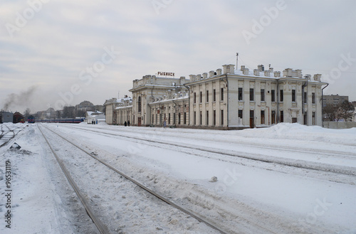 Здание железнодорожного вокзала Рыбинска зимним облачным днем