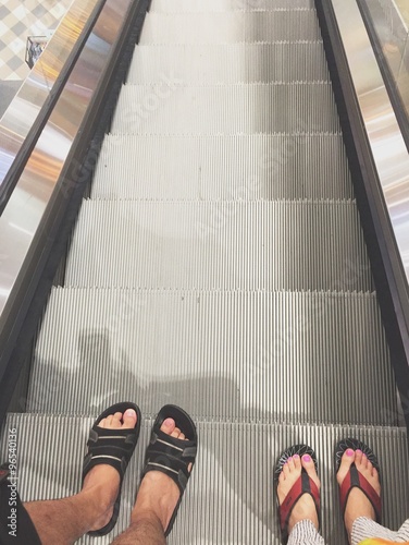 Obraz na płótnie couple feet on escalator