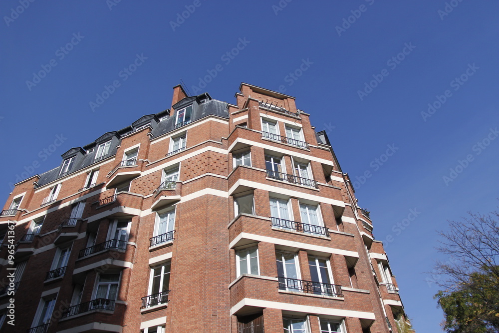 Immeuble en briques à Paris