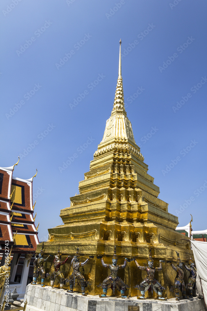 Fototapeta premium Golden temple at Wat Phra Kaeo