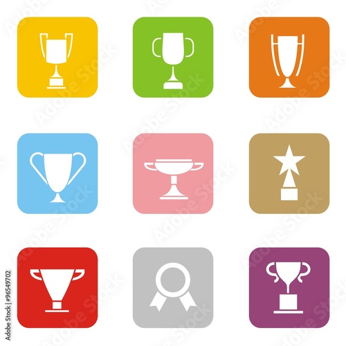 Conjunto de iconos de trofeos y premios sobre fondos de colores