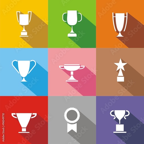 Conjunto de iconos de trofeos y premios sobre fondos de colores