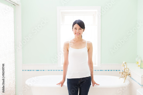 young asian woman in the bathroom Fototapet