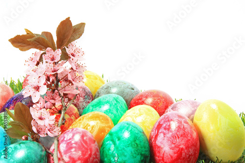 bunt bemalte Ostereier mit Blütenzweig