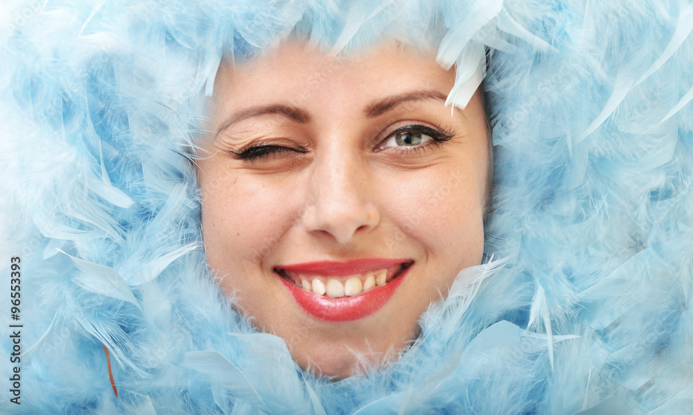femme avec plumes femme avec plumes