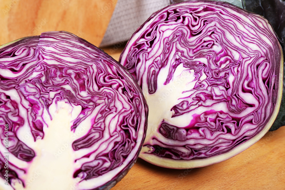 Obraz premium Red cabbage on wooden table