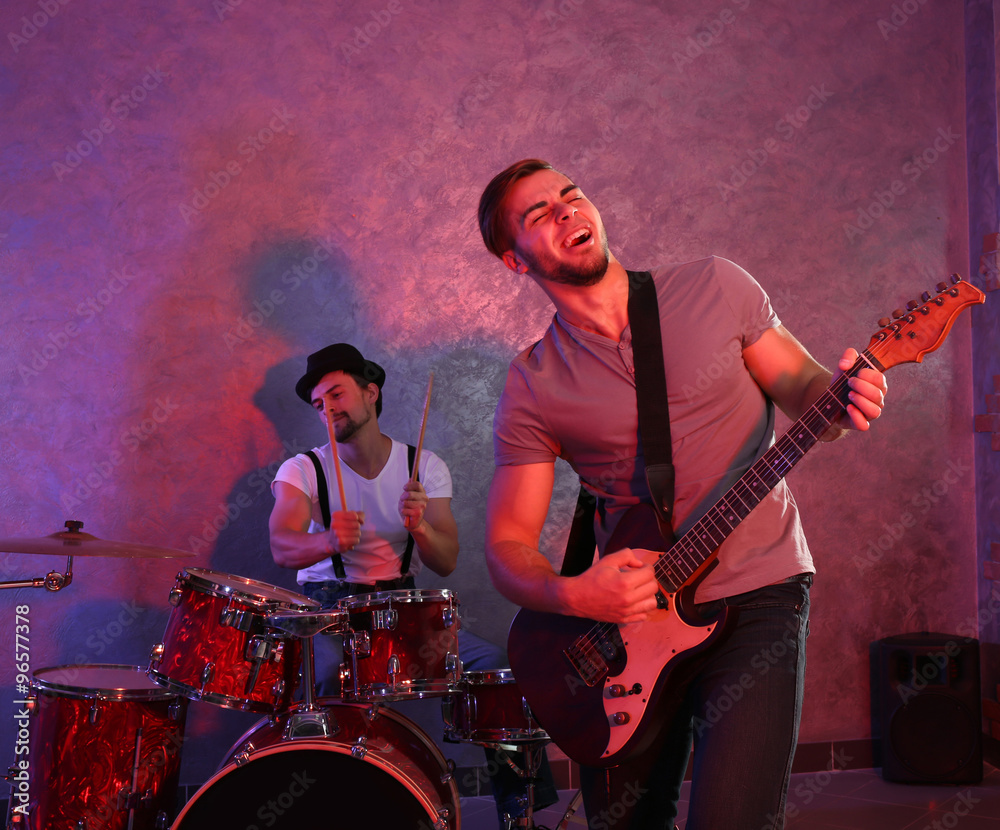 Obraz premium Musicians playing musical instruments in a studio