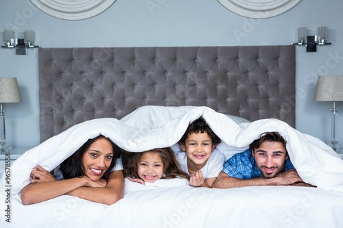 Foto Happy family under the blanket