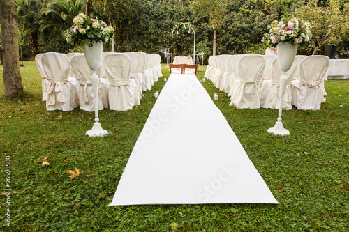 Allestimento per cerimonia di nozze all'aperto photo