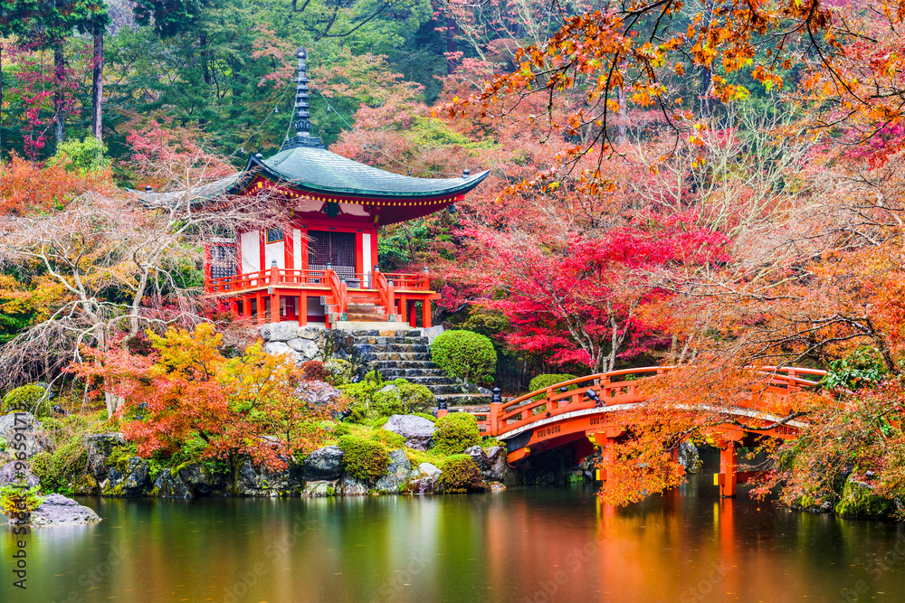 Naklejka premium Kyoto, Japonia w Daigoji Temple jesienią.