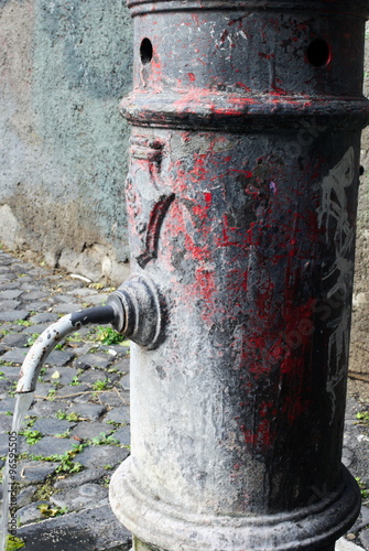 L'acqua sgorga dal nasone photo