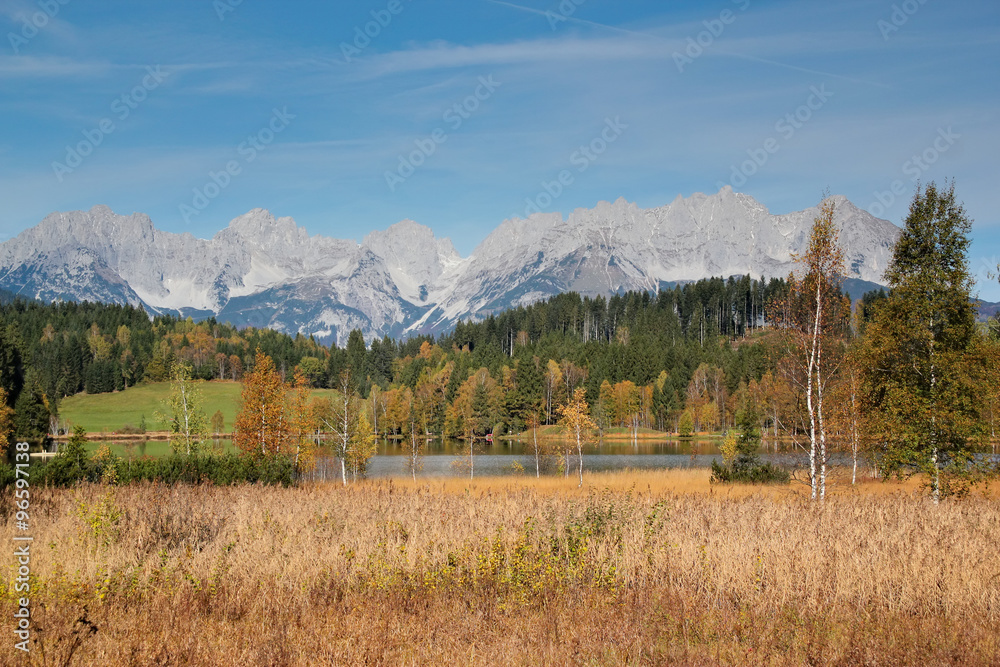 Schwarzsee im Herbst und Wilder Kaiser im Hintergrund, Kitzbühel, Tirol
