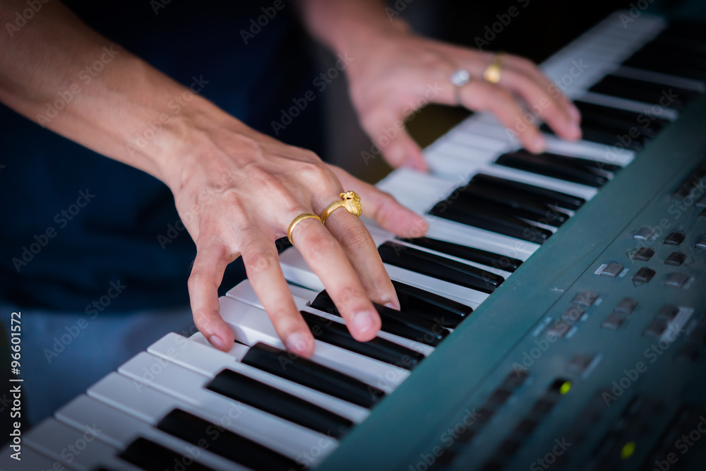 Obraz premium Pianist hand with ring on the electric piano