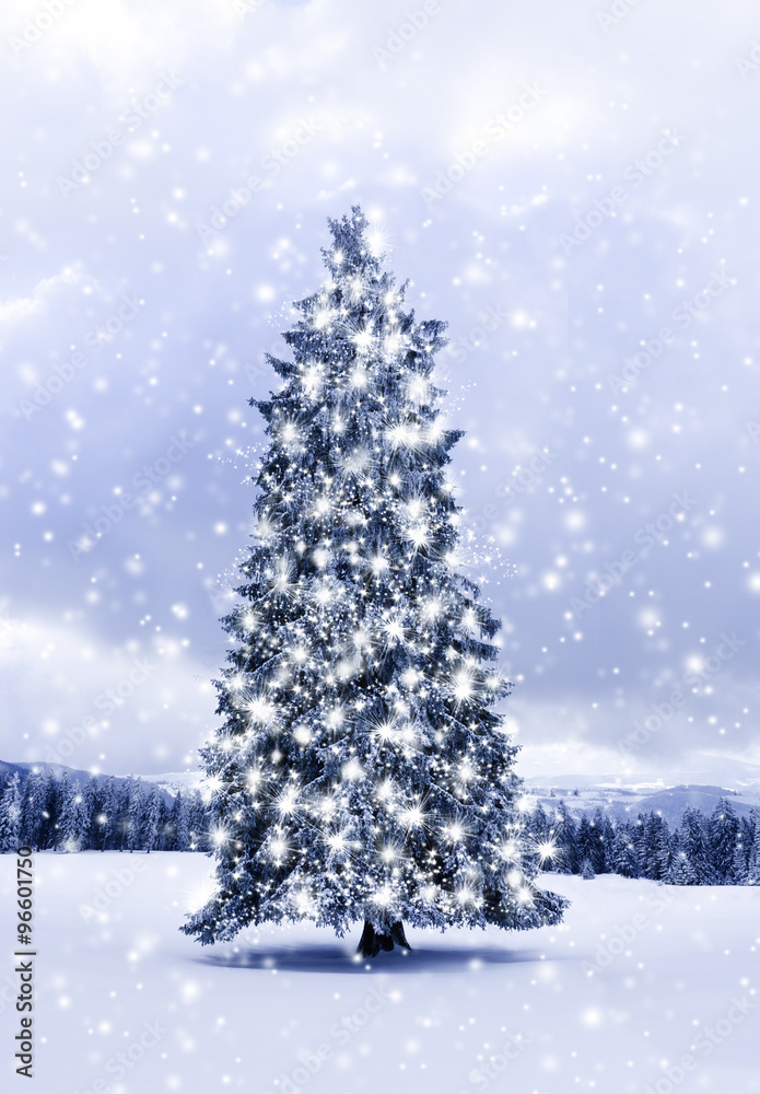 Weihnahtsbaum mit Lichtern und Schneeflocken