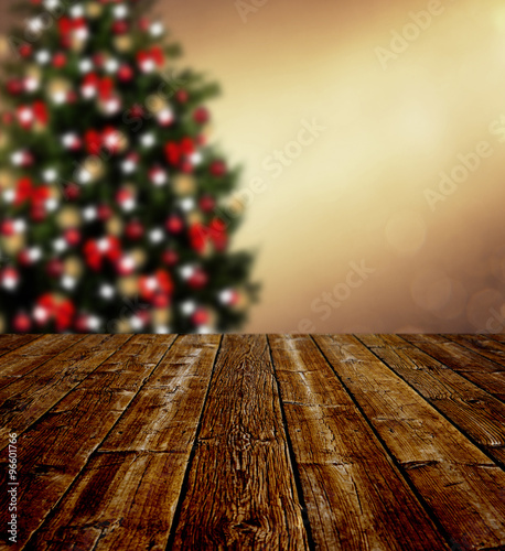 Weihnachtsbaum vor Holztisch