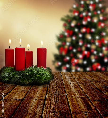 Adventskranz und Weihnachtsbaum