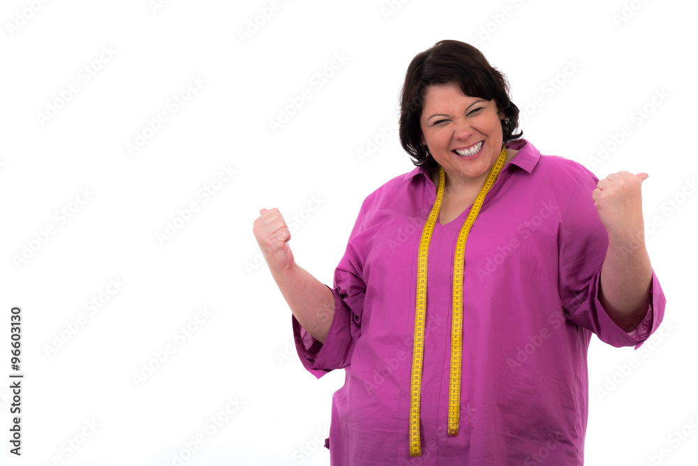 Dickere Frau freut sich über Erfolg nach dem Training