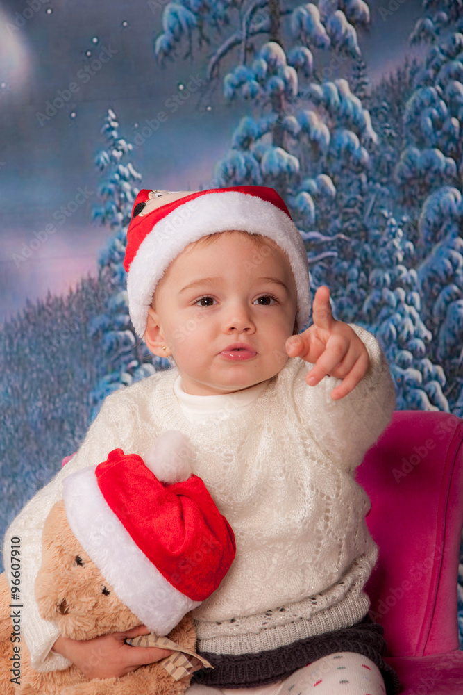 fillette souriante et décor de noêl