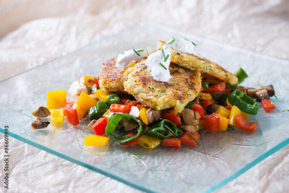 Vegane Kartoffelpuffer auf Paprika-Pilz-Gemüse Stock Photo | Adobe Stock