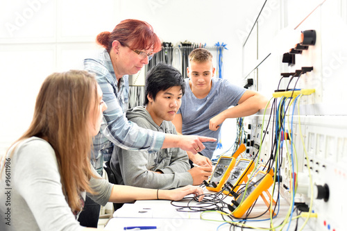 Bild auf Leinwand Unterricht in Elektrotechnik bei der Berufsausbildung - Gruppe von Auszubildente