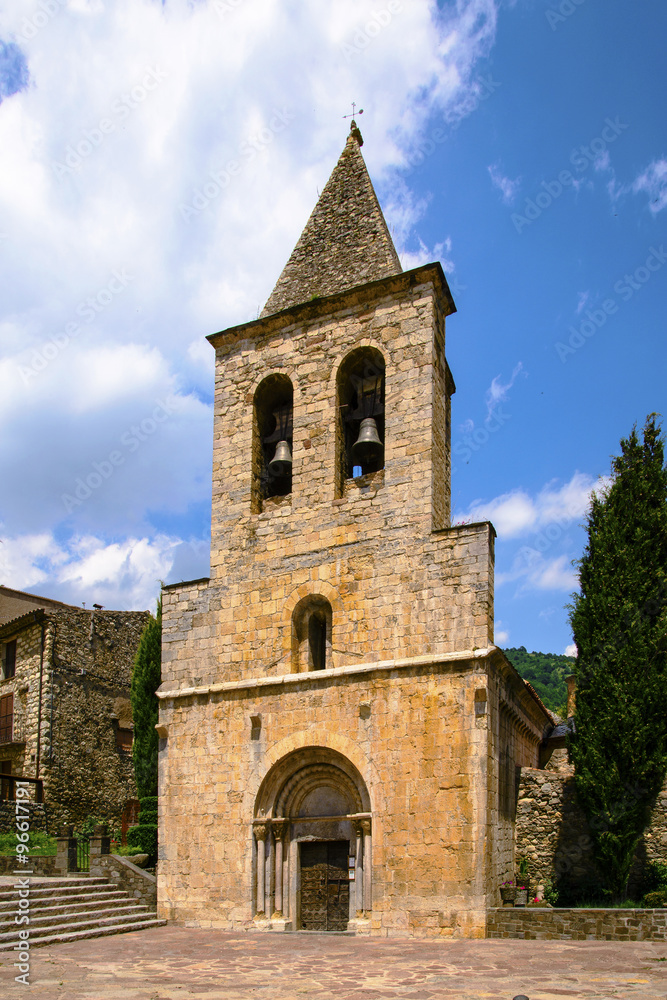 iglesia pueblo girona pirineos