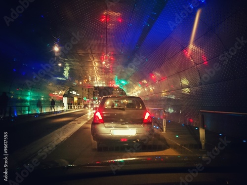 Voiture tunnel lumière transport nuit rouler