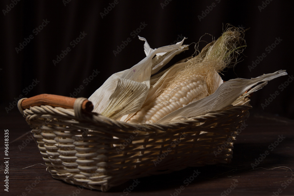 Obraz premium Ear of corn in a basket