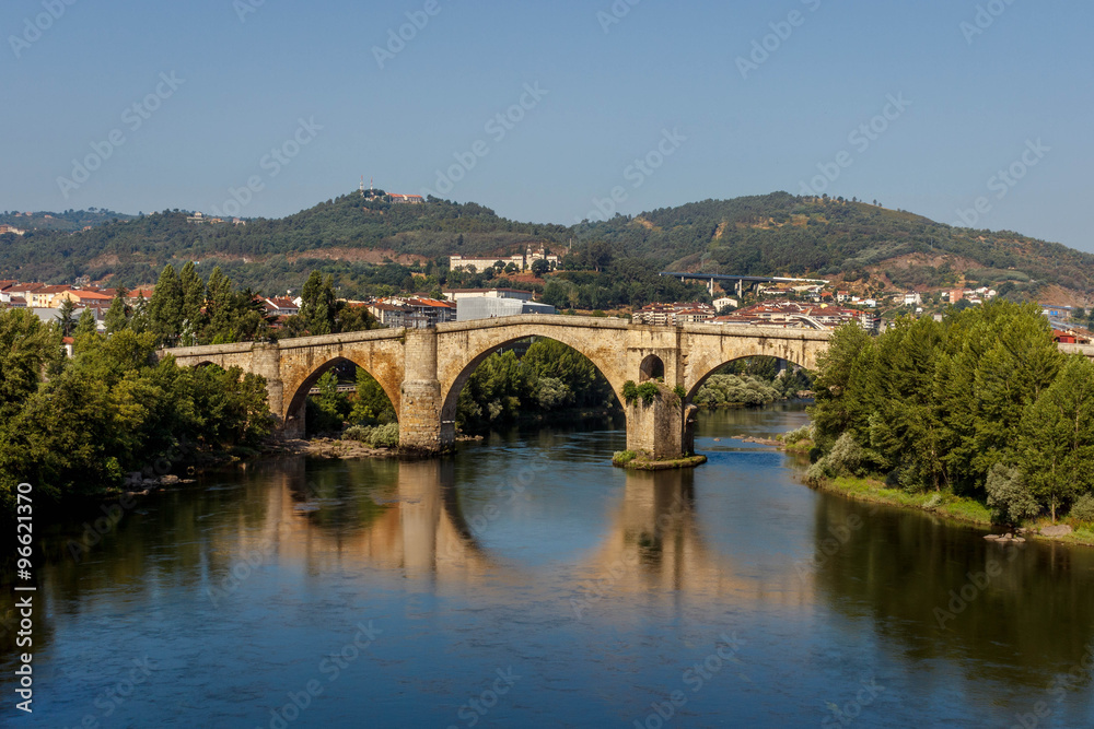Puente Romano sobre el Río Miño, Ourense, España