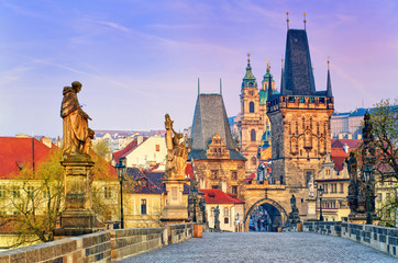 Fototapete Prag Karlsbrücke und die Türme der Altstadt von Prag bei Sonnenaufgang, Tschechien  © Boris Stroujko