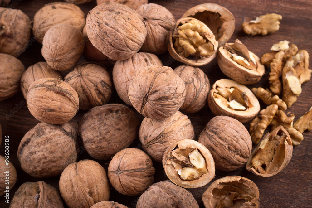 Walnuts whole in their skins, chopped, nut hulls, walnut kernels Walnuts whole in their skins, chopped, nut hulls, walnut kernels