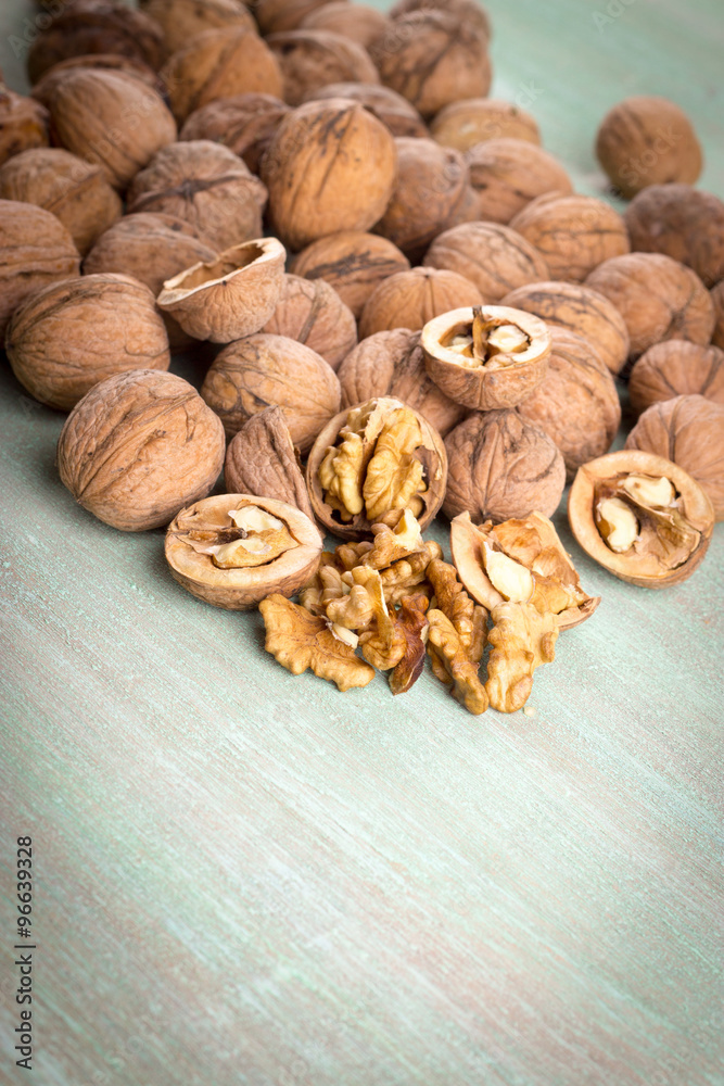Walnuts whole in their skins, chopped, nut hulls, walnut kernels Walnuts whole in their skins, chopped, nut hulls, walnut kernels
